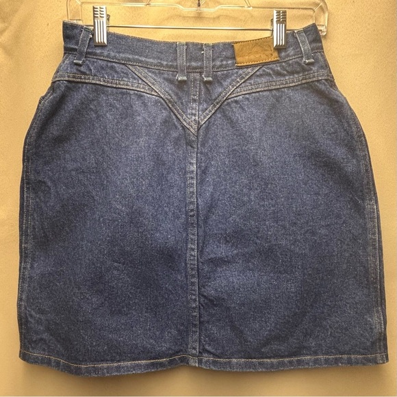 LEE JUNIOR’S VINTAGE DARK WASH DENIM SKIRT FRINT ZIPPER MADE IN USA
SIZE 13 - Picture 2 of 10